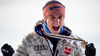 Bilder des Jahres 2020, Sport 12 Dezember Sport Themen der Woche KW50 Sport Bilder des Tages SKI FLYING - FIS Ski Flying World Championship, WM, Weltmeisterschaft Planica PLANICA,SLOVENIA,12.DEC.20 - NORDIC SKIING, Ski jumping, Skispringen, Ski, nordisch SKI FLYING - FIS Ski Flying World Championship, award ceremony. Image shows the rejoicing of Karl Geiger GER. Keywords: medal. PUBLICATIONxINxGERxHUNxONLY GEPAxpictures/xMaticxKlansek
