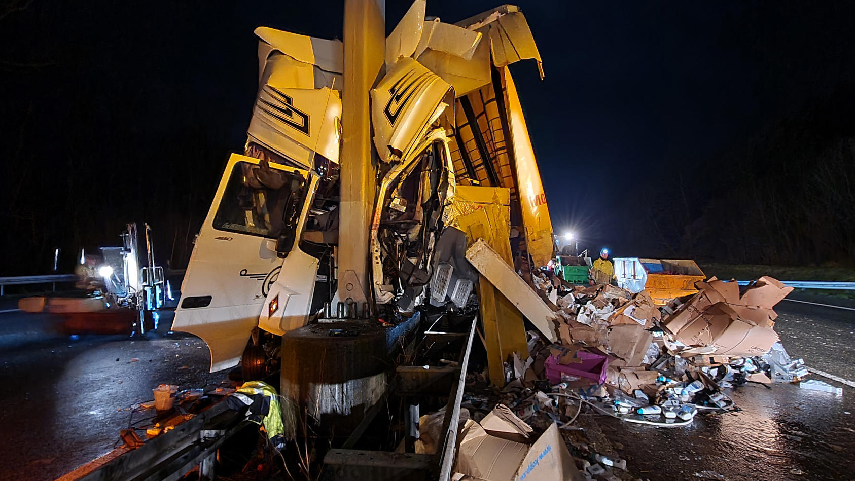 Horror-Unfall Auf A4 Bei Erfurt: Lastwagen Kracht In Schilderbrücke ...