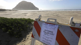 24.12.2021, USA, Morro Bay: Ein Schild auf einem Parkplatz kündigt eine Strandsperrung an in Morro Bay, Kalifornien. Ein Surfer wurde an Heiligabend vor der kalifornischen Küste bei einem Haiangriff getötet, wie die Behörden mitteilten. Foto: David Middlecamp/The Tribune (of San Luis Obispo) via AP/dpa - ACHTUNG: Nur zur redaktionellen Verwendung und nur mit vollständiger Nennung des vorstehenden Credits +++ dpa-Bildfunk +++