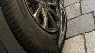 zerstochener Autoreifen