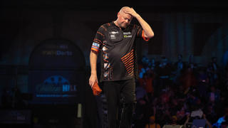  PDC World Darts Championship 2022 Raymond Van Barneveld Netherlands walks off the stage after his Round 2 match defeat to Rob Cross England not in picture during the PDC World Darts Championship 2022, at Alexandra Palace, London, United Kingdom on 23 December 2021. London Alexandra Palace London United Kingdom Editorial use only PUBLICATIONxNOTxINxUK , Copyright: xIanxStephenx PSI-14334-0035