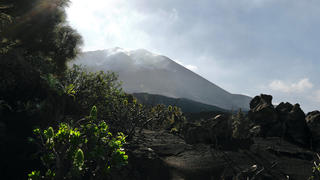 25.12.2021, Spanien, Santa Cruz De Tenerife: Der Vulkan Cumbre Vieja, an dem Tag, an dem seine Eruption offiziell beendet wurde. Für die leidgeprüften Menschen auf der zu Spanien gehörenden Kanareninsel La Palma gab es am Samstag (25.12.2021) ein besonderes Weihnachtsgeschenk. Der Vulkanausbruch sei nach Einschätzung der Experten nach rund drei Monaten beendet, teilte das örtliche Notfallkomitee Pevolca bei einer Pressekonferenz mit. Foto: Cézaro De Luca/EUROPA PRESS/dpa +++ dpa-Bildfunk +++