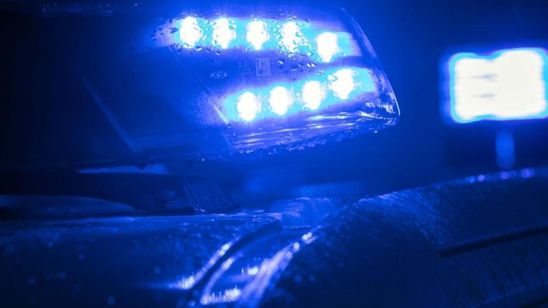 Blaulichter leuchten auf dem Dach eines Polizeiwagens. Foto: Jens Büttner/ZB/dpa/Symbolbild