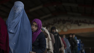 ARCHIV - 20.11.2021, Afghanistan, Kabul: Frauen stehen Schlange, um bei einer vom Welternährungsprogramm organisierten Geldausgabe Bargeld zu erhalten. Tausende von afghanischen Familien melden sich für die WFP-Hilfe an, weil sie sich angesichts des wirtschaftlichen Zusammenbruchs des Landes keine Lebensmittel leisten können. Foto: Petros Giannakouris/AP/dpa +++ dpa-Bildfunk +++
