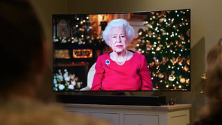  December 25, 2021, Leicester, UK: A family at home in Leicester watching Queen Elizabeth II give her annual Christmas broadcast from Windsor Castle, Berkshire. Picture date: Saturday December 25, 2021. Leicester UK PUBLICATIONxINxGERxSUIxAUTxONLY - ZUMAp134 20211225_zba_p134_306 Copyright: xJoexGiddensx