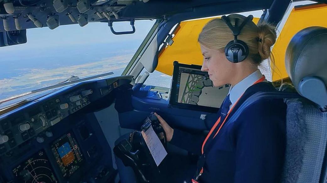 Kim De Klop aus Belgien ist gerade mal 21 Jahre alt als sie ihre erste Boeing fliegt. Inzwischen ist sie 27 und fliegt "die Königin der Lüfte" - den größten Jumbo Jet seiner Art.