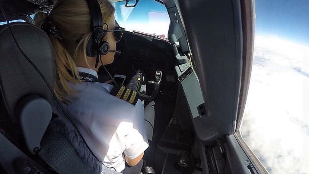 Kim fliegt als Co-Pilotin eine Boeing.