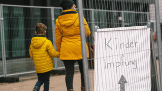  Children Vaccination From 5 To 12 Starts As Anti-vaccine Protest In Duisburg a child and with his mother walk into a vaccination center in Duisburg before the start of children vaccination in Duisburg, Germany on December 17, 2021 Duisburg Germany PUBLICATIONxNOTxINxFRA Copyright: xYingxTangx originalFilename:tang-notitle211217_npDup.jpg