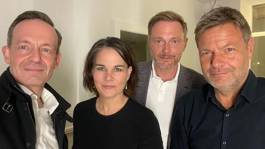 Memo - 28 September 2021, Berlin: Volker Wessing (lr), FDP General Secretary, Annalena Baerbock, Federal President of Alliance 90/The Greens, Christian Lindner, Chair of the FDP and Robert Habeck, Federal Co-chair of Alliance 90/The Greens arrive e