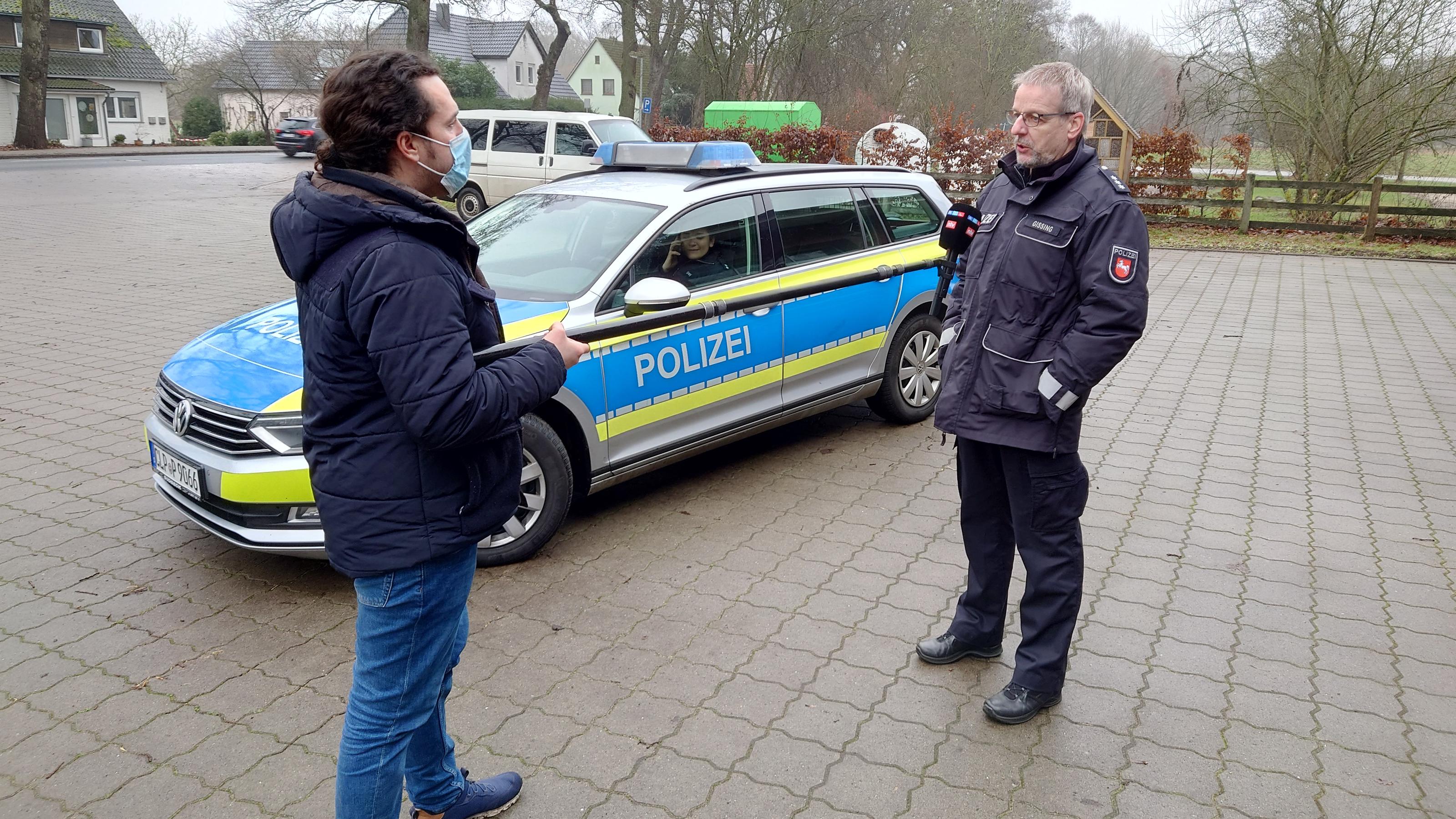 RTL-Reporter im Interview mit Polizeisprecher Thomas Gissing