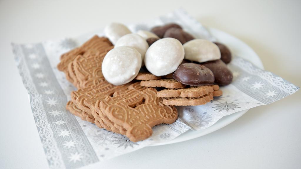 Spekulatius und Lebkuchen liegen auf einem Teller angerichtet