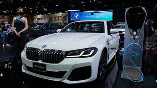  December 3, 2021, Nonthaburi, Thailand: A model poses next to a BMW 530e M Sport car displayed at the Motor Expo..The 38th Thailand International Motor Expo 2021 held from December 1,2021 to December 12,2021 showcasing 32 car brands and 12 motorcycle brands as well as electric vehicles held to boost the overall sales and pull the auto industry back to business after the economic slowdown caused by the prolonged COVID-19 pandemic. Nonthaburi Thailand - ZUMAs197 20211203_zaa_s197_028 Copyright: xPeeraponxBoonyakiatx