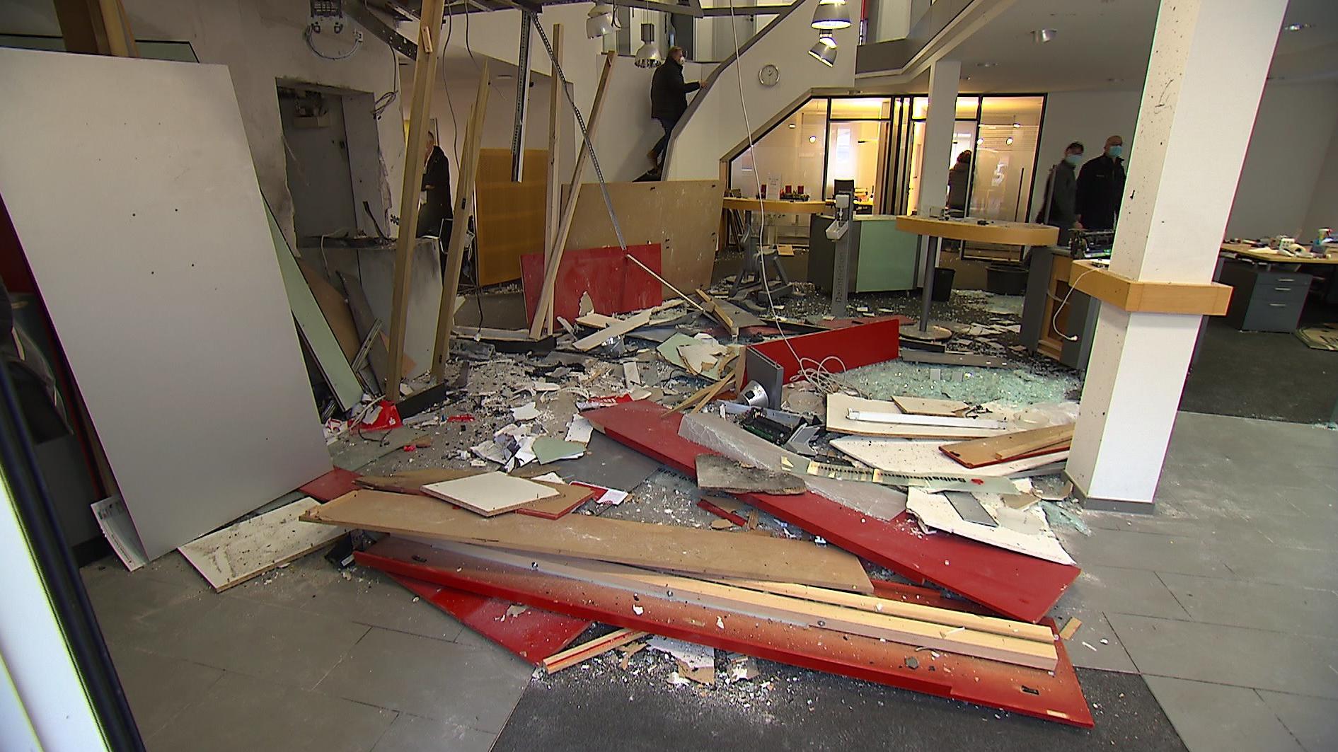 Schwer verwüstet: Die Sparkassen-Filiale in Guxhagen wurde erheblich beschädigt.