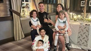 Cristiano Ronaldo, seine Georgina und die Kinder.