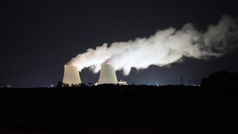 das-kernkraftwerk-von-nogent-sur-seine-in-der-franzosischen-region-grand-est-fur-frankreich-konnte-seine-abhangigkeit-von-der-atomkraft-nun-zum-problem-werden