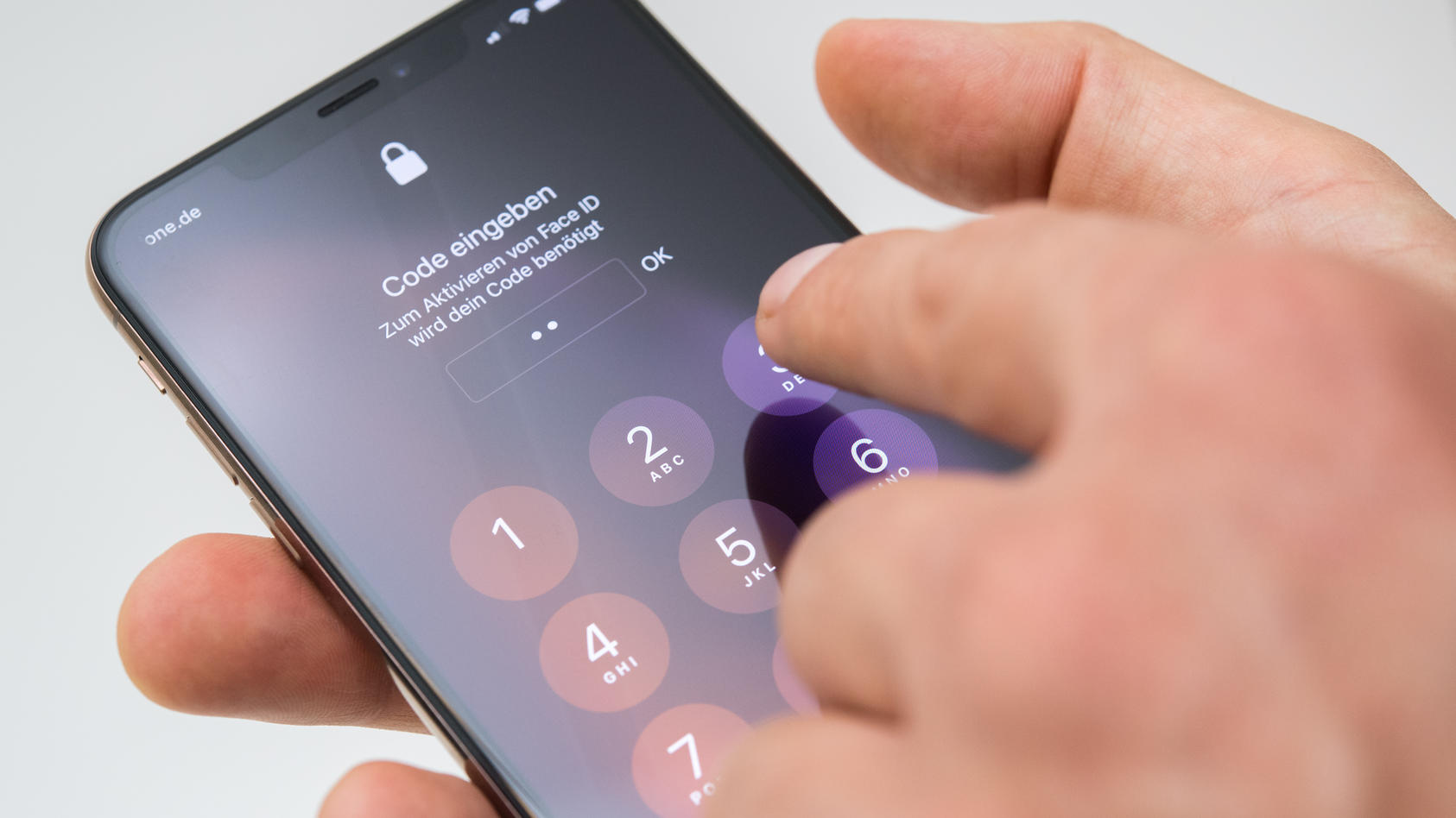Ein Mann entsperrt am 17.09.2018 in Berlin das iPhone XS MAX mit einem Code (gestellte Szene)