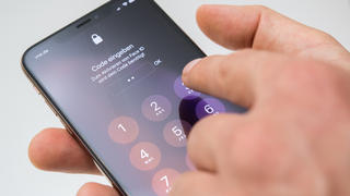 Ein Mann entsperrt am 17.09.2018 in Berlin das iPhone XS MAX mit einem Code (gestellte Szene)