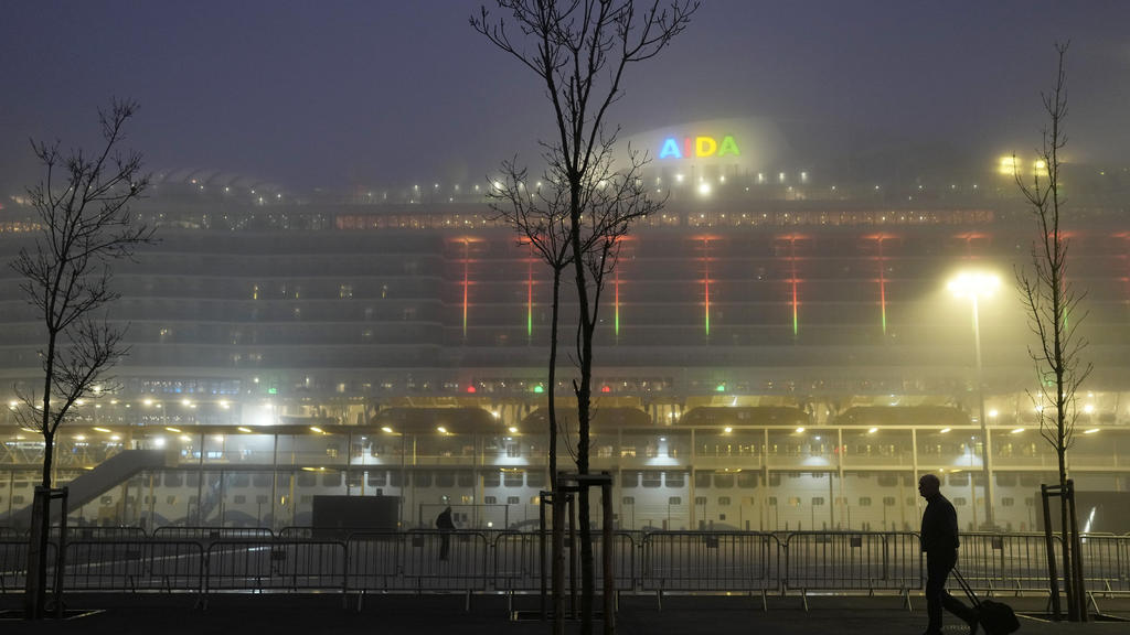 03.01.2022, Portugal, Lissabon: Das Kreuzfahrtschiff Aida Nova liegt am frühen Morgen im Hafen von Lissabon und ist vom Nebel umgeben. Nachdem mehrere Passagiere und Besatzungsmitglieder positiv auf das Coronavirus getestet worden sind, wurde die Kre
