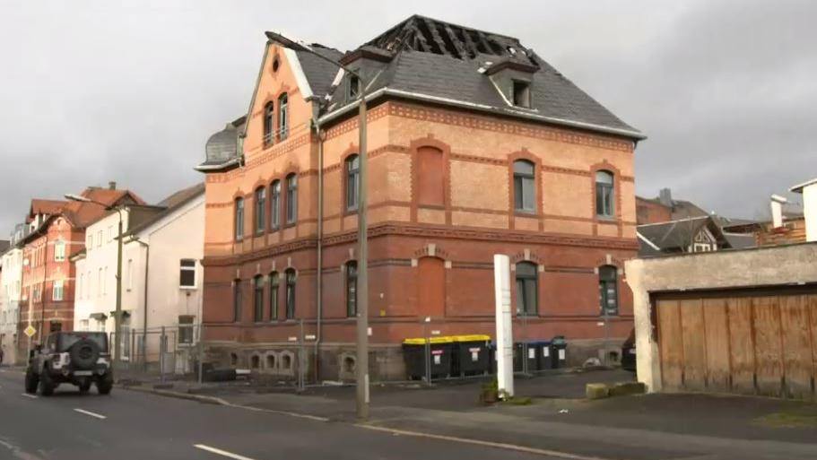 RTL vor Ort in Sonneberg, wo ein Feuer in einem Mehrfamilienhaus ausgebrochen war. Ein Mann starb, das Haus ist nach dem Brand unbewohnbar.