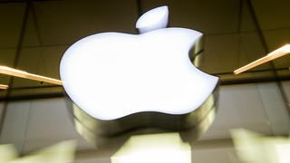 ARCHIV - 17.02.2016, Bayern, München: Das Apple-Logo leuchtet an der Fassade des Apple-Store. (zu dpa: Apple erreicht Börsenwert von 3 Billionen Dollar) Foto: Peter Kneffel/dpa +++ dpa-Bildfunk +++