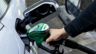 ARCHIV - 11.10.2021, Berlin: Ein Autofahrer tankt ein Auto mit Benzin Super E5 an einer Tankstelle des Mineralölkonzerns Total in der Chausseestrasse. Die Spritpreise haben im auslaufenden Jahr eine wilde Achterbahnfahrt hingelegt. (zu dpa «Teuerstes Tankjahr seit 2013 - Achterbahnfahrt beim Spritpreis») Foto: Carsten Koall/dpa +++ dpa-Bildfunk +++