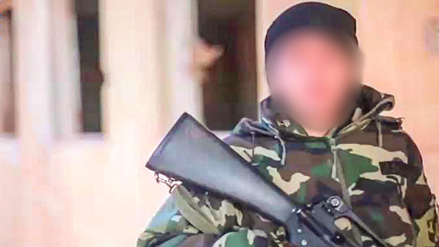 Ein unbekannter Junge während der Ausbildung beim IS.