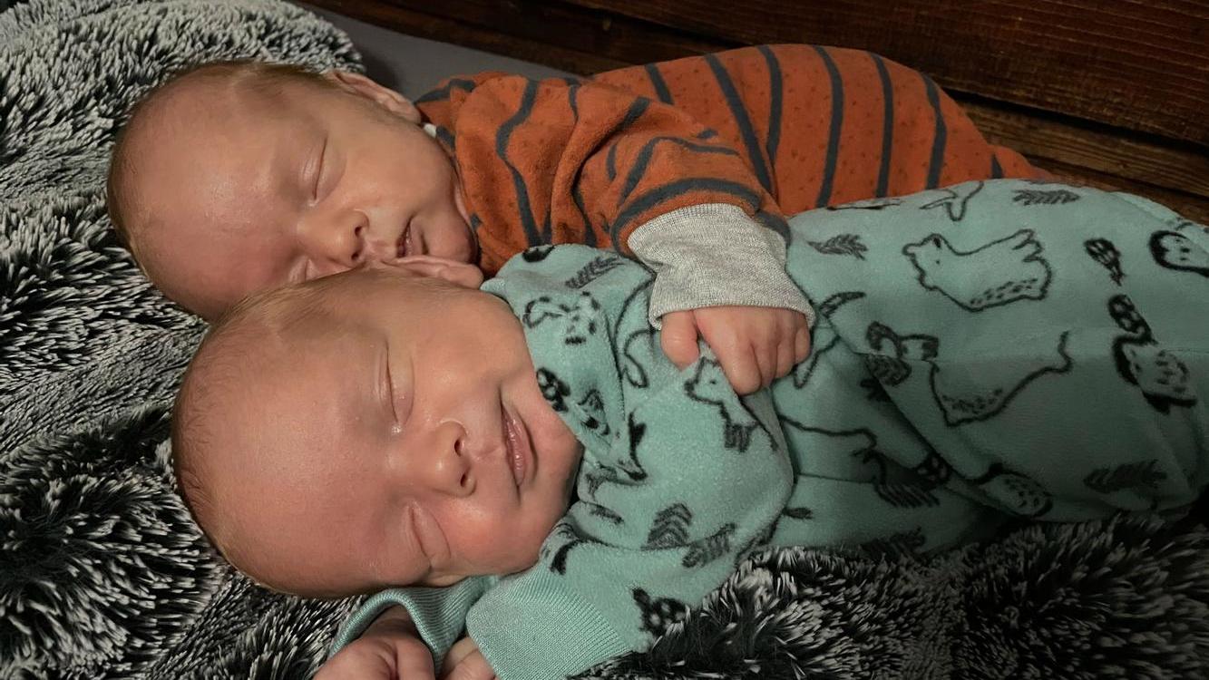 Die Zwillingsbabys Lane und Lennox weigern sich, in getrennten Bettchen zu schlafen.