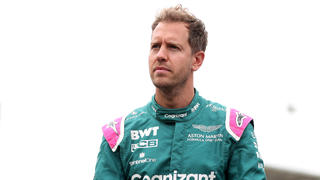 ARCHIV - 15.07.2021, Großbritannien, Towcester: Sebastian Vettel aus Deutschland vom Team Aston Martin F1 im Fahrerlager von Silverstone. Der  Formel-1-Pilot hätte sich von der neuen Bundesregierung ein generelles Tempolimit auf deutschen Autobahnen gewünscht (zu dpa: «Vettel «enttäuscht» über gescheitertes Tempolimit») Foto: Bradley Collyer/PA Wire/dpa +++ dpa-Bildfunk +++