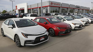 ARCHIV - 12.05.2020, USA, Salt Lake City: Autos der Marke Toyota stehen vor einem Vertrieb des Unternehmens. Mit rund 2,3 Millionen verkauften Autos im Gesamtjahr 2021 wurde der japanische Branchenriese Toyota rund 114 000 mehr Neuwagen bei der US-Kundschaft los als GM - und eroberte die Marktführerschaft. (zu dpa: US-Automarkt schwächelt - Toyota zieht an GM vorbei) Foto: Rick Bowmer/AP/dpa +++ dpa-Bildfunk +++