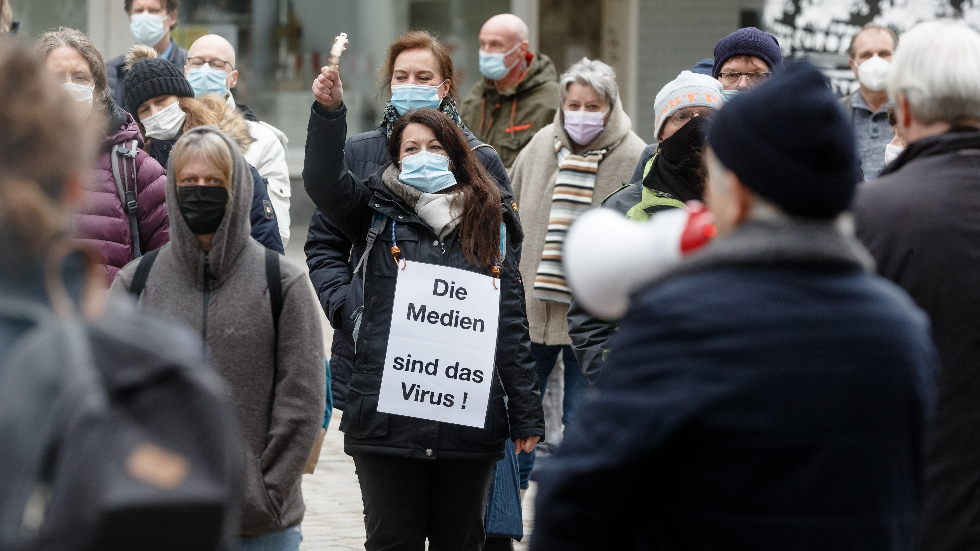 Eine Frau trägt auf einer Demonstration von Corona-Leugnern und Kritikern der staatlichen Massnahmen zur Eindämmung der Corona-Pandemie ein Schild mit der Aufschrift Die Medien sind das Virus.