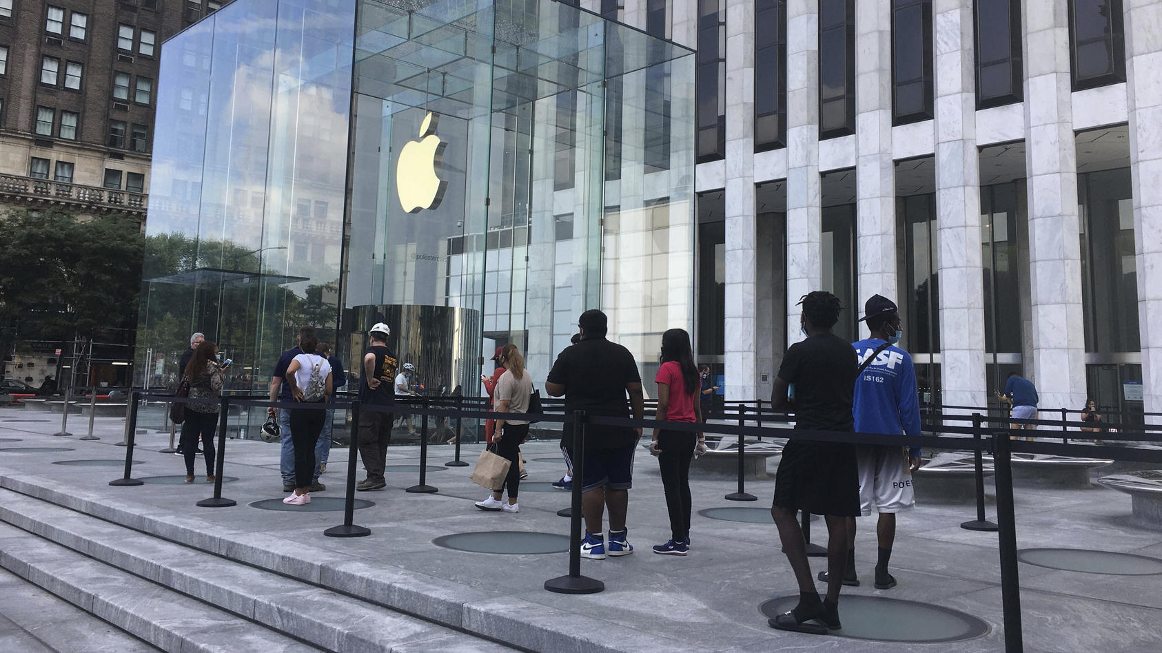 Kunden stehen vor einem Apple-Store an