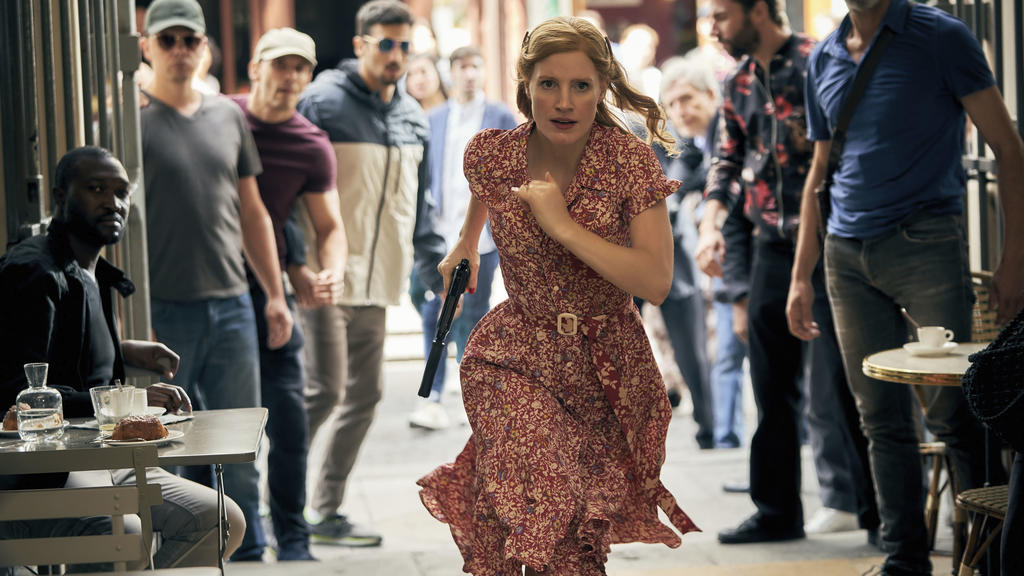 Jessica Chastain zeigt in "The 355": Action geht auch in solchen Klamotten