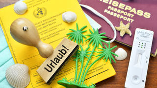 FOTOMONTAGE, Impfpass, Reisepass, Impfspritze, Schnelltest und Stempel mit der Aufschrift Urlaub, Symbolfoto Reiseerleichterungen *** PHOTOMONTAGE, vaccination certificate, passport, vaccination syringe, rapid test and stamp with the inscription holiday, symbol photo travel facilitation