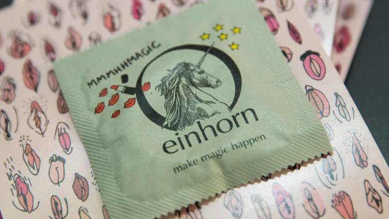 Tierversuchsfrei und vegan: Einige Kondomhersteller achten auf eine umweltfreundliche Produktion. Foto: Daniel Karmann/dpa/dpa-tmn