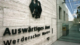 Der Eingangsbereich des Auswärtigen Amtes mit Bundesadler, aufgenommen in Berlin am 20.09.2006. Foto: Tim Brakemeier dpa/lbn +++(c) dpa - Report+++