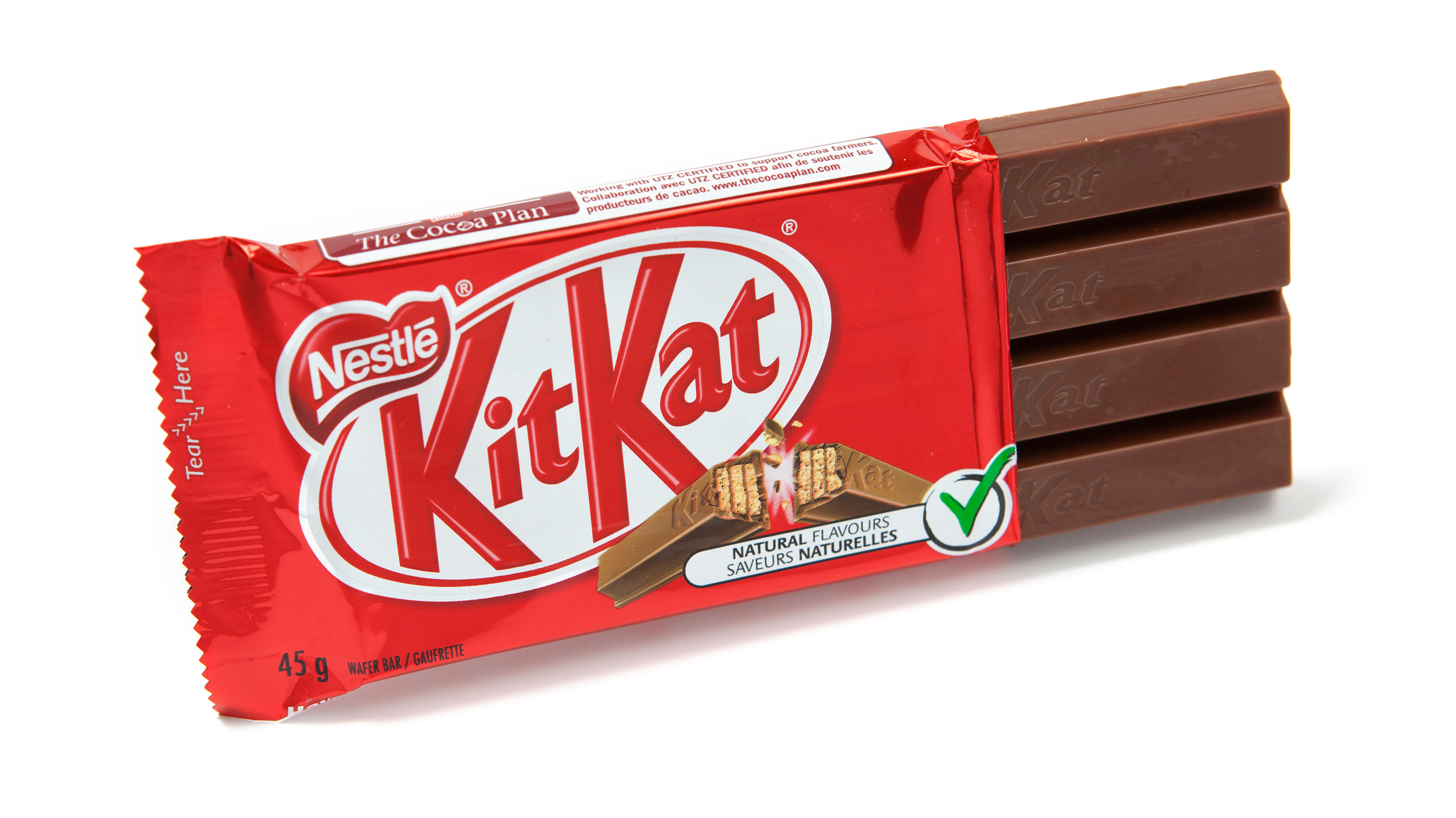 Ein KitKat liegt auf einem weißen Hintergrund.