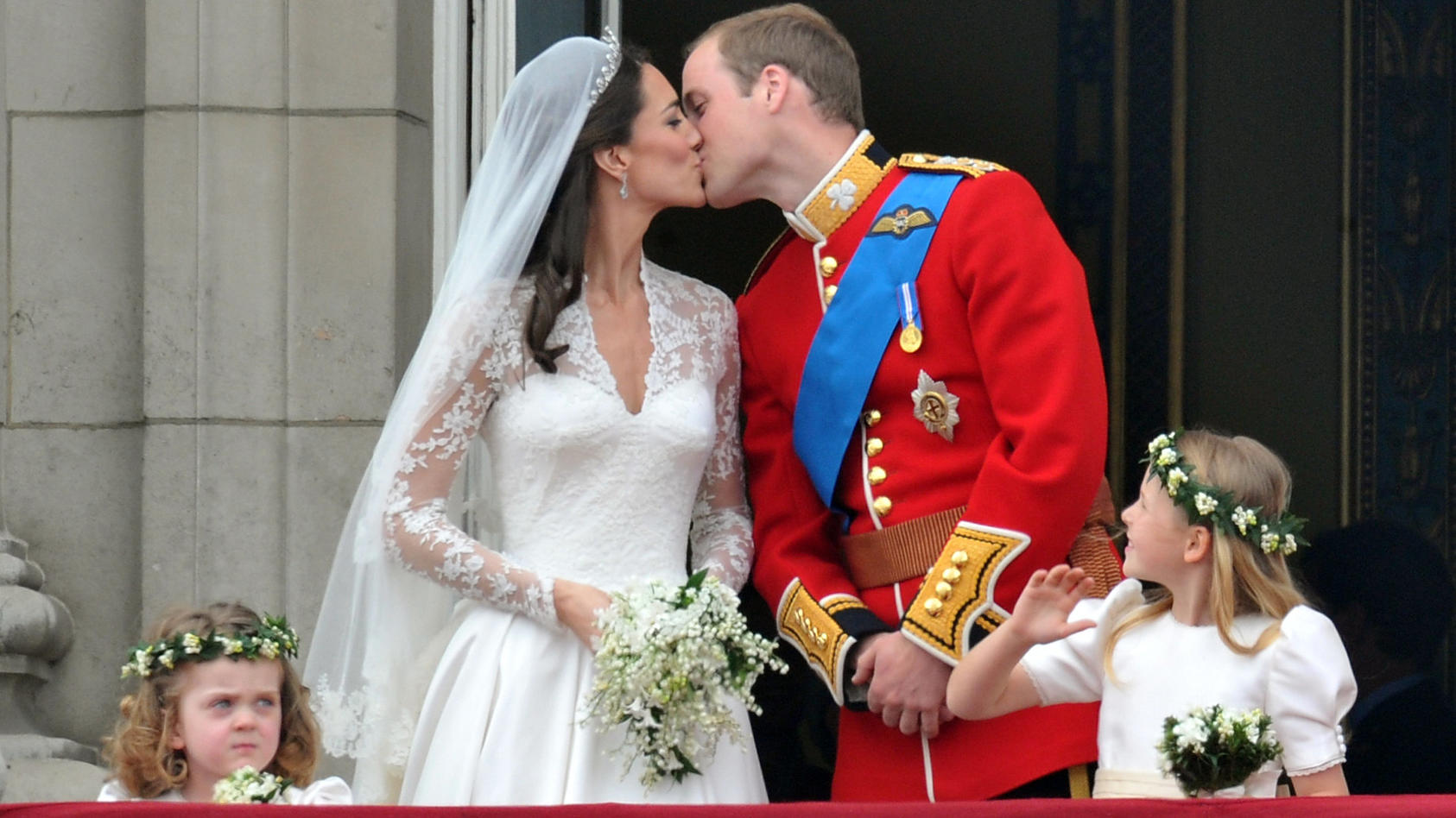 ARCHIV - 29.04.2011, Großbritannien, London: Prinz William und seine Ehefrau Herzogin Catherine küssen sich an ihrem Hochzeitstag auf dem Balkon des Buckingham-Palaste.  Herzogin Kate feiert am 09.01.2022 ihren 40. Geburtstag. (zu dpa-Korr "Ähnlichke