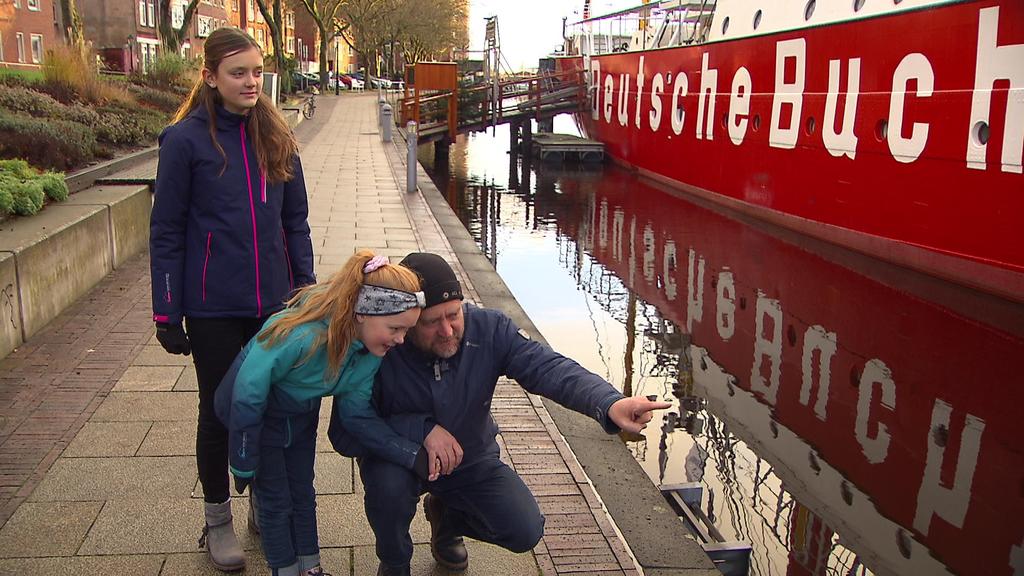 Nina Nielsen und ihr Vater vorm Museumsschiff