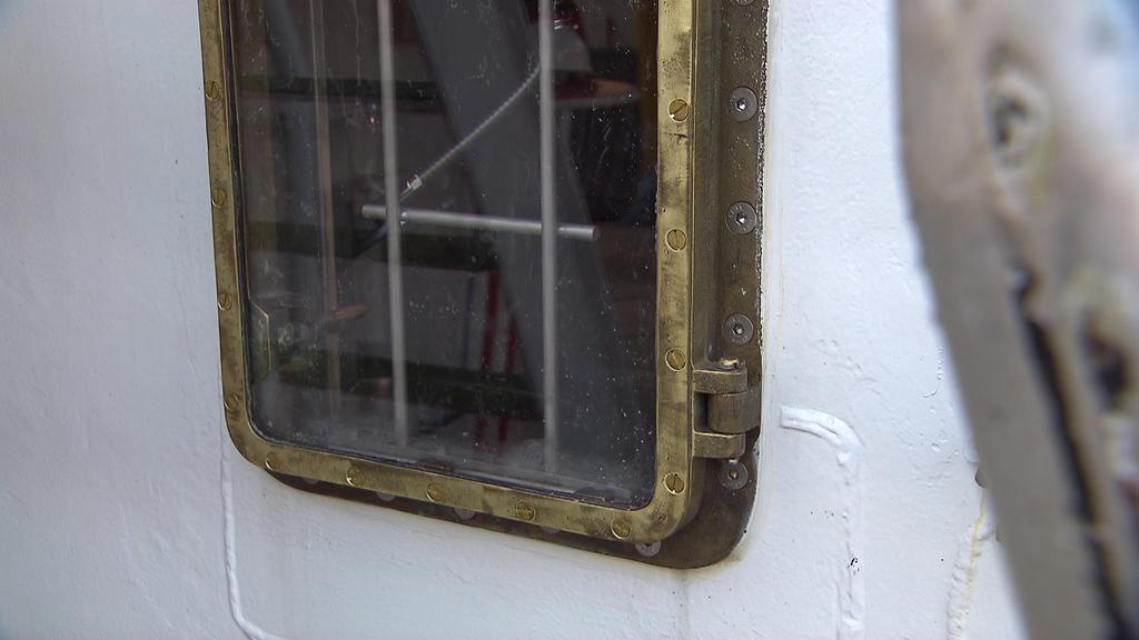 Vergitterte Fenster am Museumsschiff
