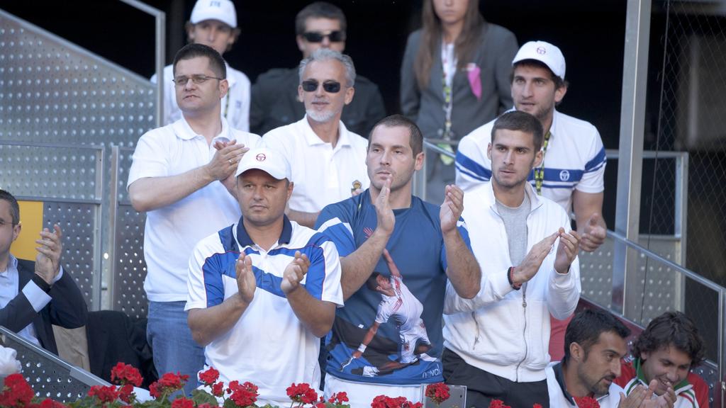 Ernährungsberater Dr. Igor Cetojevic (hinten in der Mitte) feuert Novak Djokovic an.