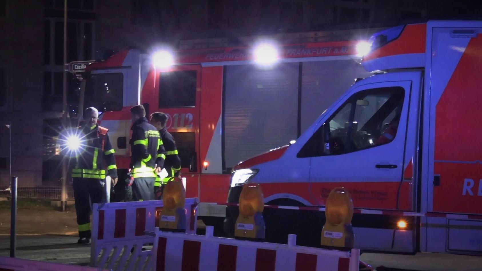 Einsatz in Frankfurt-Sossenheim: Die Rettungskräfte wurden in das zwölfte Geschoss des Weohnhauses gerufen.