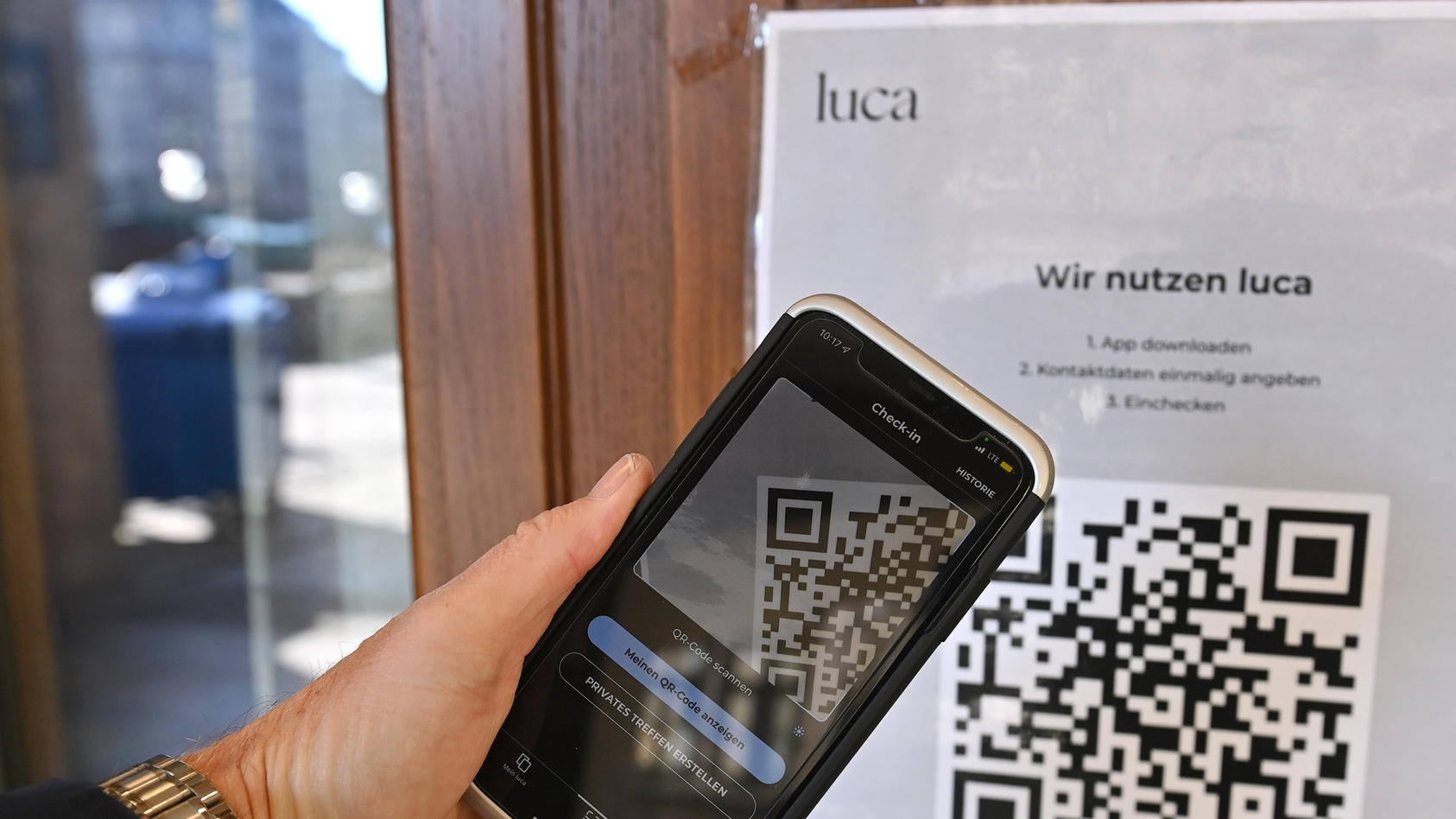 Einchecken mit der Luca App. Hinweisschild mit Informationen zur Schnellregistrierung mit der LUCA App an der Eingangstuer an einem Restaurant,