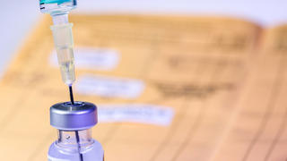  Boostern gegen die vierte Welle - im Kampf gegen die expoldierenden Infektionszahlen in der Corona-Pandemie wird die sogenannte Booster-Impfung als Auffrischung des Impdschutzes empfohlen. Die Booster-Impfung wird nicht mehr nur für ältere Bürger empfohlen. Spätestens sechs Monate nach der letzten Impfung ist eine Corona-Auffrischungsimpfung sinnvoll. Münster Deutschland Copyright: xx