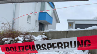 09.01.2022, Bayern, Mistelbach: Ein Absperrband der Polizei ist vor einem Einfamilienhaus gespannt. Nachbarn hörten Hilferufe - und alarmierten die Polizei: In einem Keller in Mistelbach wurde am Sonntag ein lebloses Paar mit Stichverletzungen gefunden. Foto: News5 / Fricke/NEWS5/dpa-mag +++ dpa-Bildfunk +++