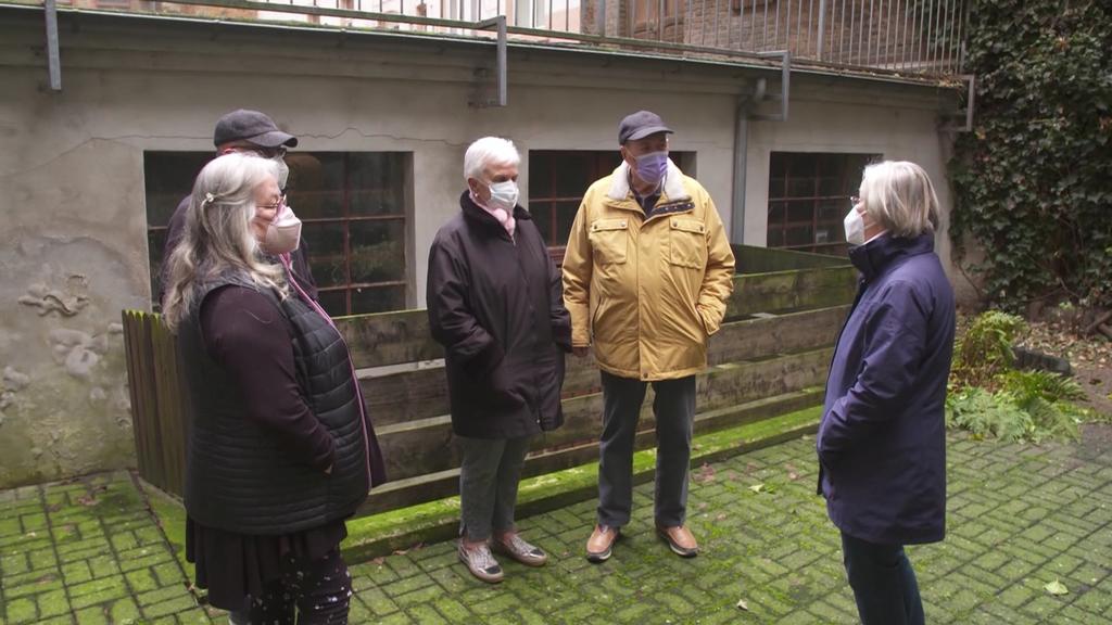 Den Anwohnern in der Yorckstraße in Wiesbaden stinkt's: Krisenbesprechung im Hof, in dem sich die Stare inziwschen häusliche eingerichtet haben und alles vollkoten.