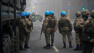 Kasachische Soldaten mit UN-Blauhelmen