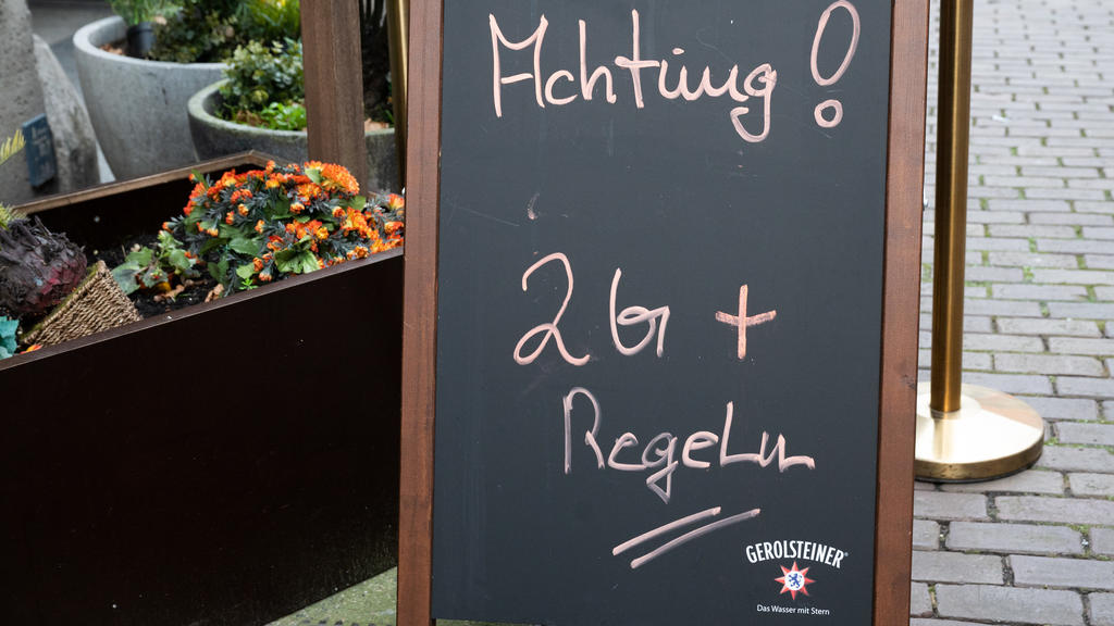 ARCHIV - 10.12.2021, Niedersachsen, Hannover: Ein Hinweisschild mit Aufschrift "Achtung! 2G+ Regel" steht vor einem Restaurant in der Innenstadt. (zu dpa: «Ramelow: 2G plus landesweit in Restaurants ab 23. Januar») Foto: Julian Stratenschulte/dpa +++