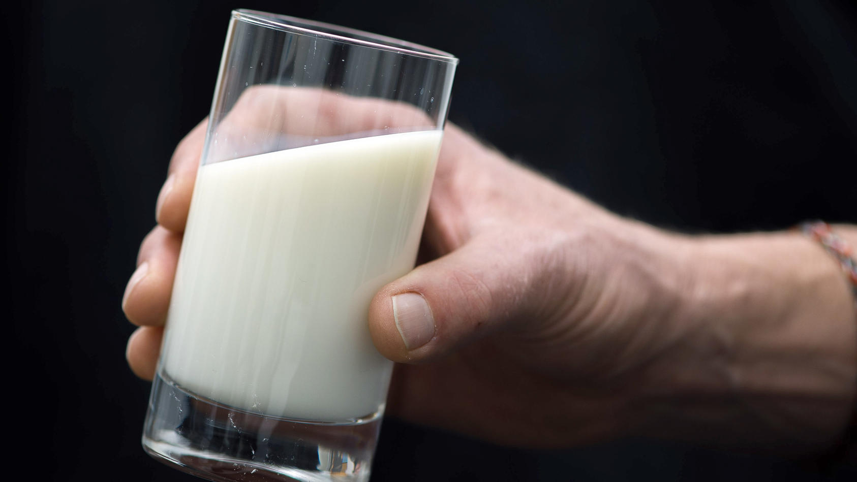 Eine britische Supermarktkette will kein Verfallsdatum mehr auf ihre Milch drucken