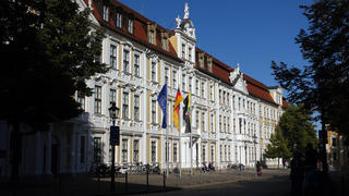  06.09.2019, Magdeburg, Sachsen-Anhalt, GER - Landtag von Sachsen-Anhalt. Architektur, aussen, Aussenaufnahme, Baukunst, Baustil, Bauweise, Bauwerk, deutsch, Deutschland, Domplatz, Europa, europaeisch, Fassade, Gebaeude, Gesellschaft, Haus, Landesparlament, Landespolitik, Landesregierung, Landesvertretung, Landtag, Landtag von Sachsen-Anhalt, Magdeburg, Menschen, Parlament, Personen, Politik, QF, Querformat, Regierung, Regierungsgebaeude, Regierungssitz, Repraesentationsgebaeude, Sachsen-Anhalt, Sehenswuerdigkeit, Stadt, Stadtansicht, Stadtbild, Stadtlandschaft, Westeuropa, Wirtschaft 190906D891MAGDEBURG.JPG *** 06 09 2019, Magdeburg, Saxony Anhalt, GER Landtag von Sachsen Anhalt Architecture, exterior, exterior view, architecture, architectural style, building style, building, German, Germany, cathedral square, Europe, European, facade