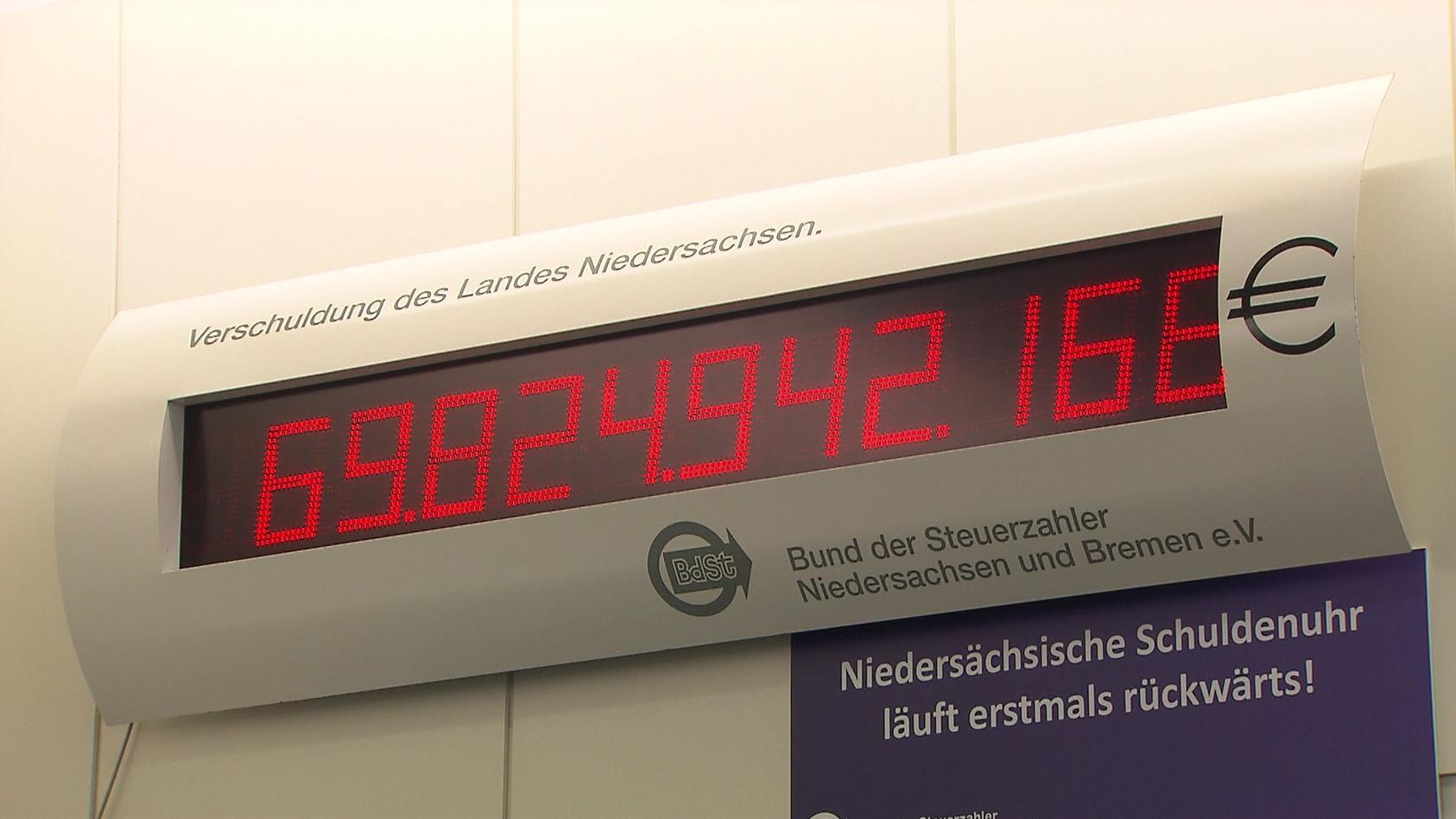 Die Schuldenuhr im niedersächsischen Landtag.